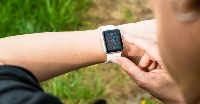 אישה בודקת את Apple Watch שלה